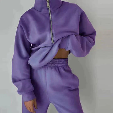 Soft women's loungewear: a comfortable 2-piece jogger outfit, perfect for relaxation & light activity.