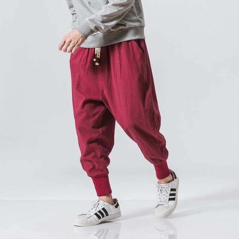 Fashionable men's harem pants in a relaxed style, perfect for streetwear, casual outings, or athletic activities.