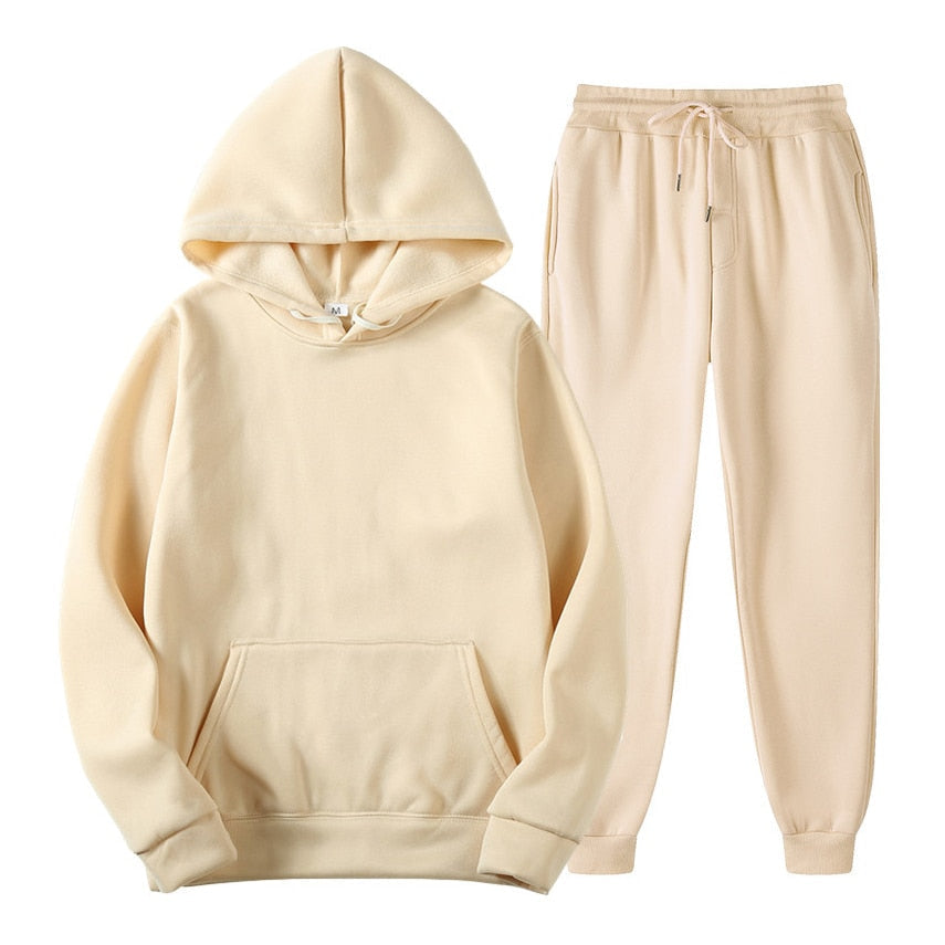 Chic women's casual outfit: a comfortable jogging set designed for versatile wear.