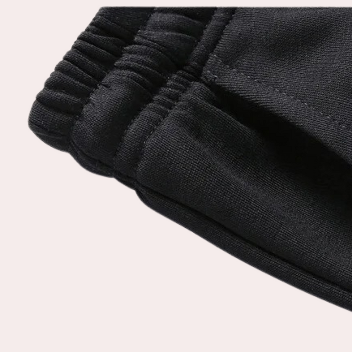 Complete Owen men's tracksuit set, featuring a matching top and bottom. Versatile men's apparel for any season.