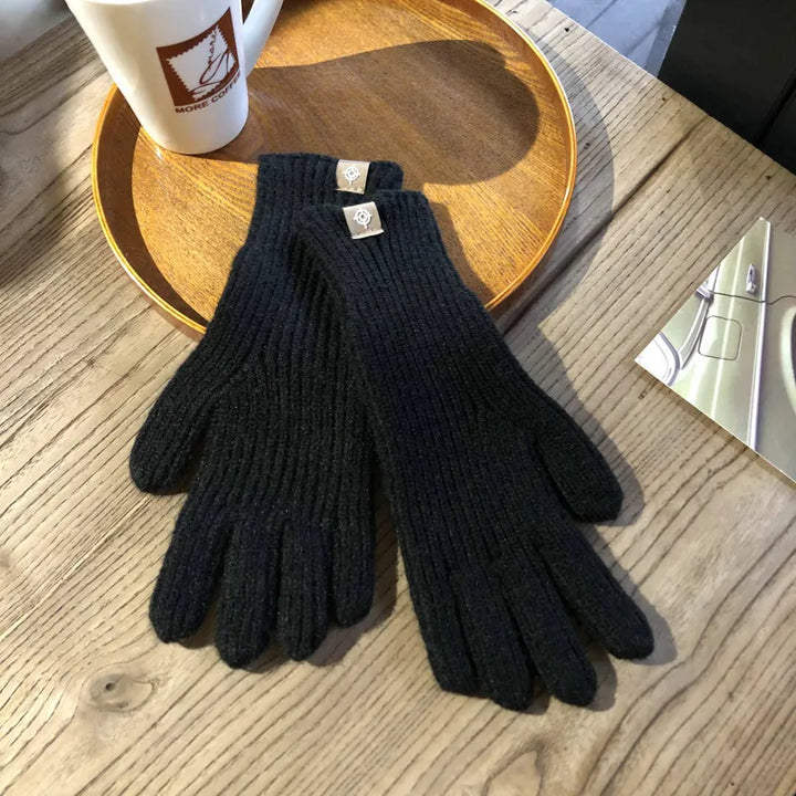Stay connected with these soft women's touchscreen winter gloves, designed for warmth.