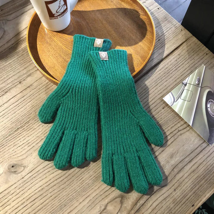 Comfortable women's gloves, soft and warm with touchscreen function for winter.