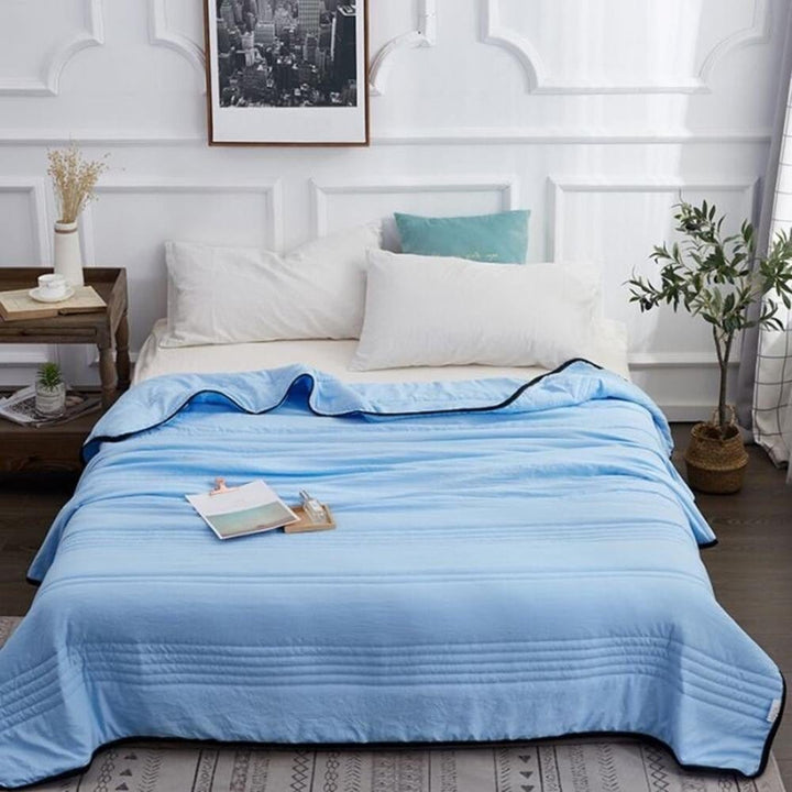 Close-up of an ultra-cooling sleep blanket. Its breathable fabric ensures refreshing comfort for hot sleepers.