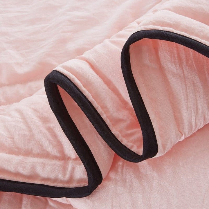 Advanced ultra-cooling blanket designed for hot sleepers. Enjoy refreshing rest and ultimate comfort all night.