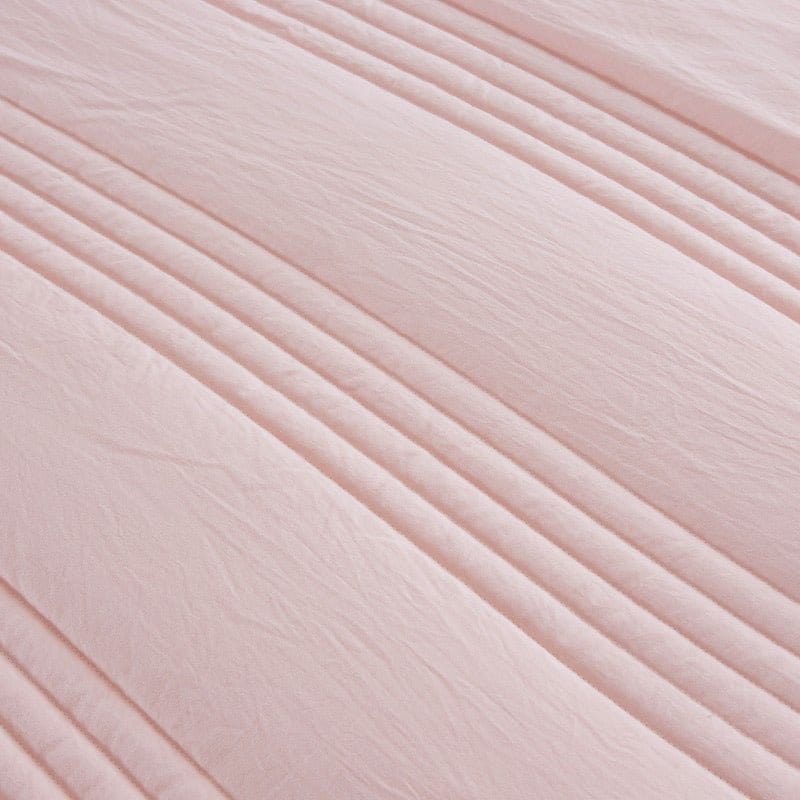 Essential summer home bedding: an ultra-cooling sleep blanket for refreshing rest and breathable comfort.