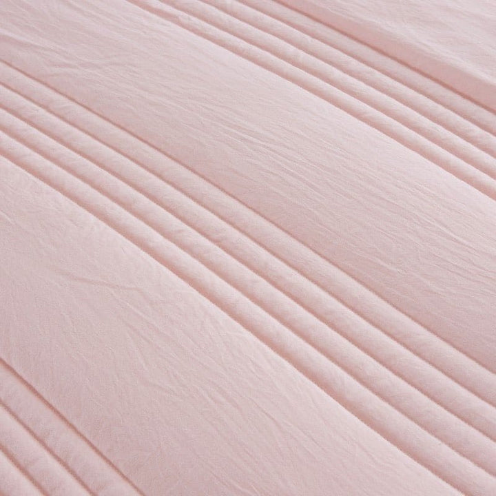 Essential summer home bedding: an ultra-cooling sleep blanket for refreshing rest and breathable comfort.