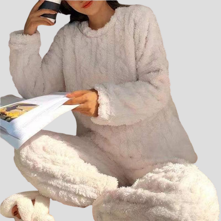 Soft fleece pajama set for women. One-size comfort, ideal for lounging and sleeping during cold seasons.