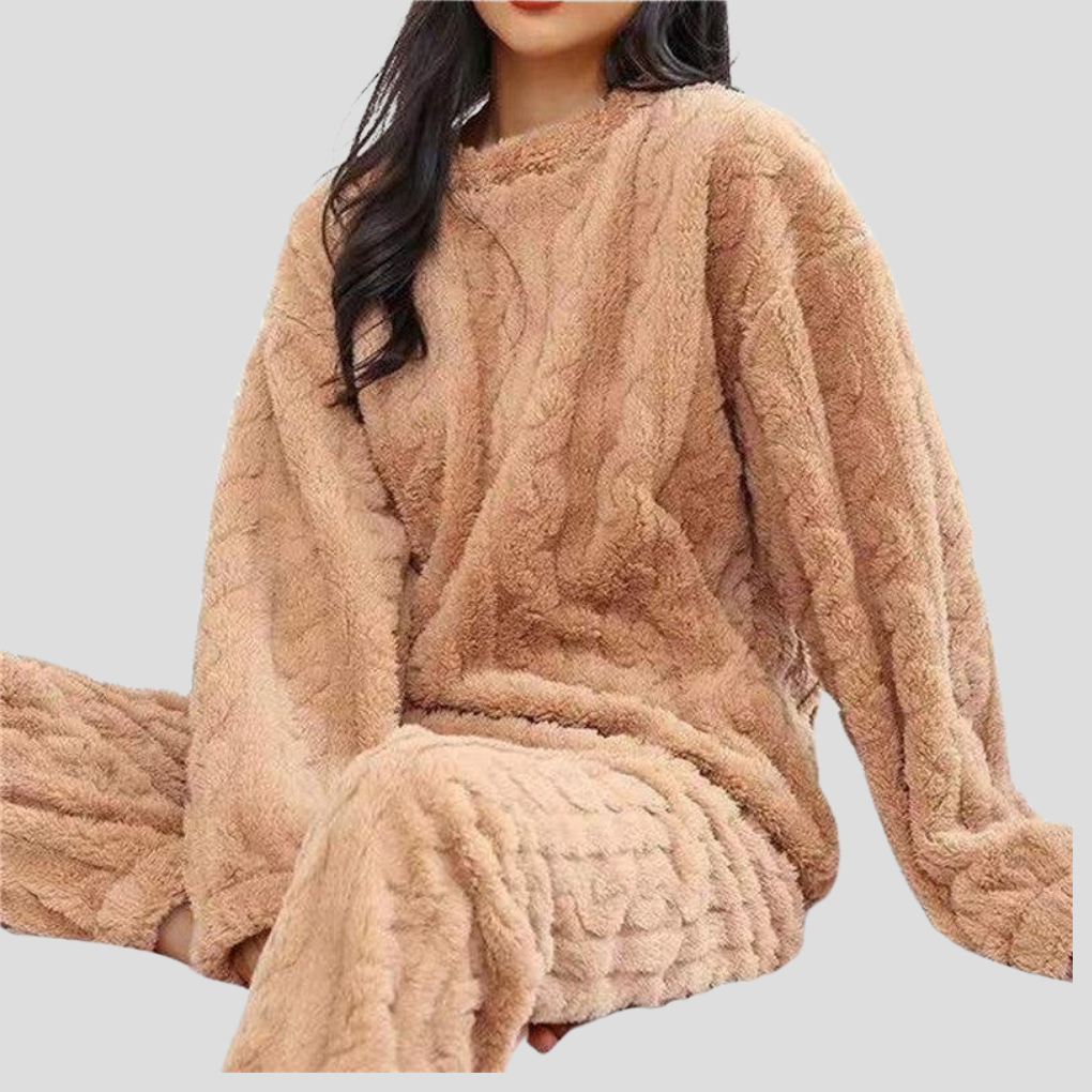 Perfect winter sleepwear: a cozy one-size fleece pajama set for women, offering warmth & comfort.