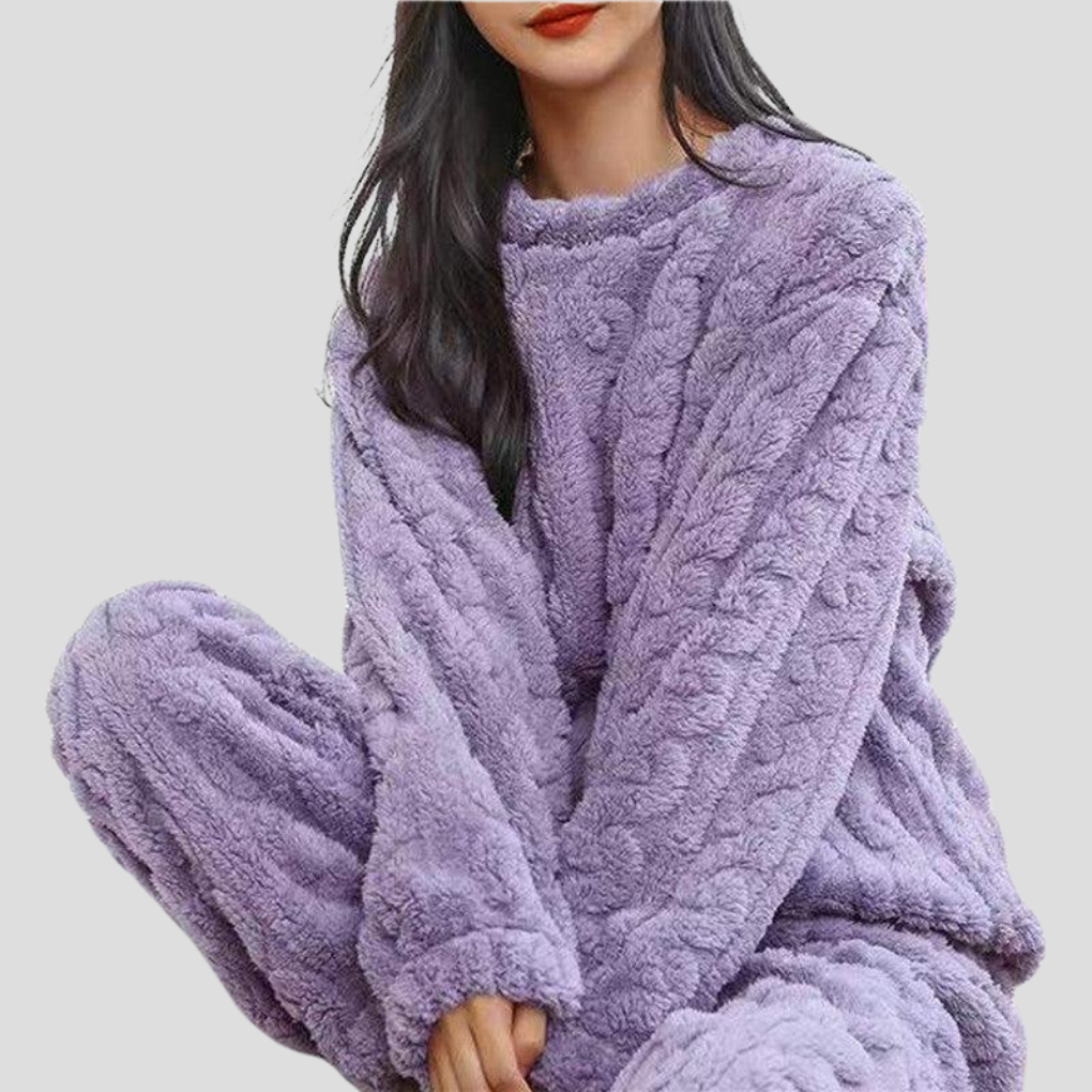 Comfortable one-size women's fleece pajama set. Soft loungewear, ideal for cozy evenings and restful sleep.