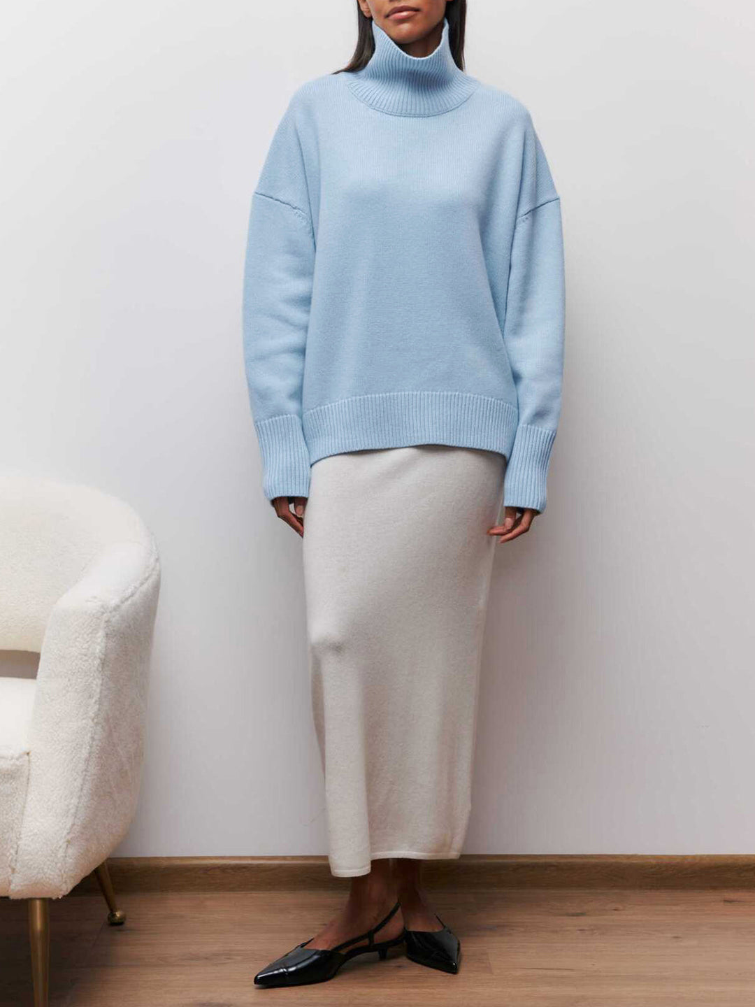 Stylish oversized turtleneck sweater for women, ideal for casual wear and staying warm.