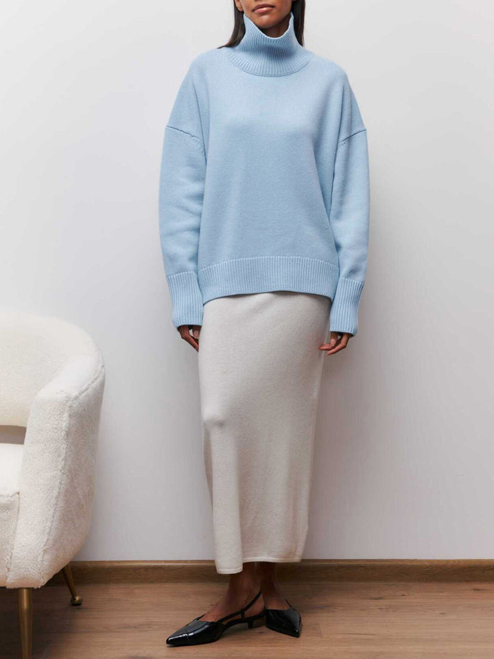 Stylish oversized turtleneck sweater for women, ideal for casual wear and staying warm.
