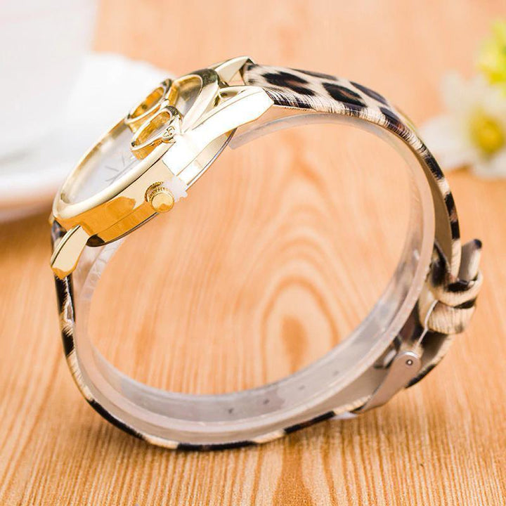 Cute cat face unisex wrist watch, a colorful quartz fashion accessory for feline enthusiasts.