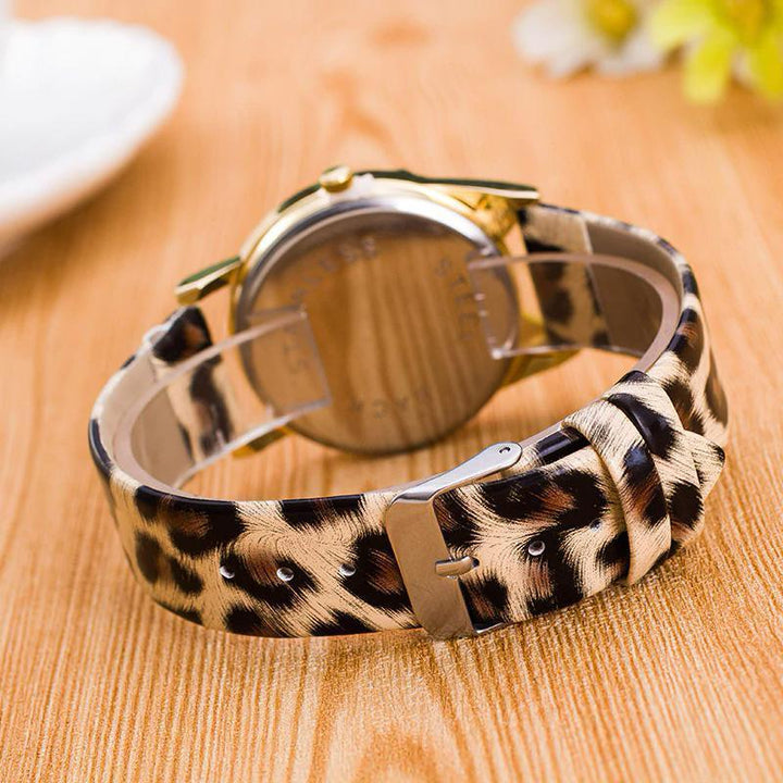 Fun cat face watch with adjustable strap, perfect gift for cat lovers. A cute and functional quartz timepiece.