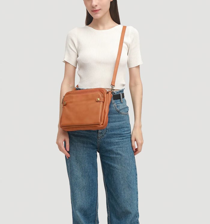 Chic women's leather shoulder bag, versatile accessory for any outfit, perfect for everyday carry.