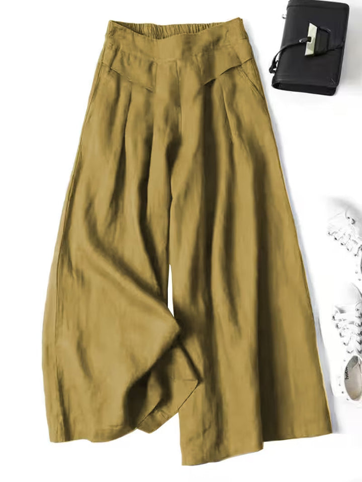 Versatile women's wide-leg travel pants, featuring a relaxed, loose fit for ultimate comfort.