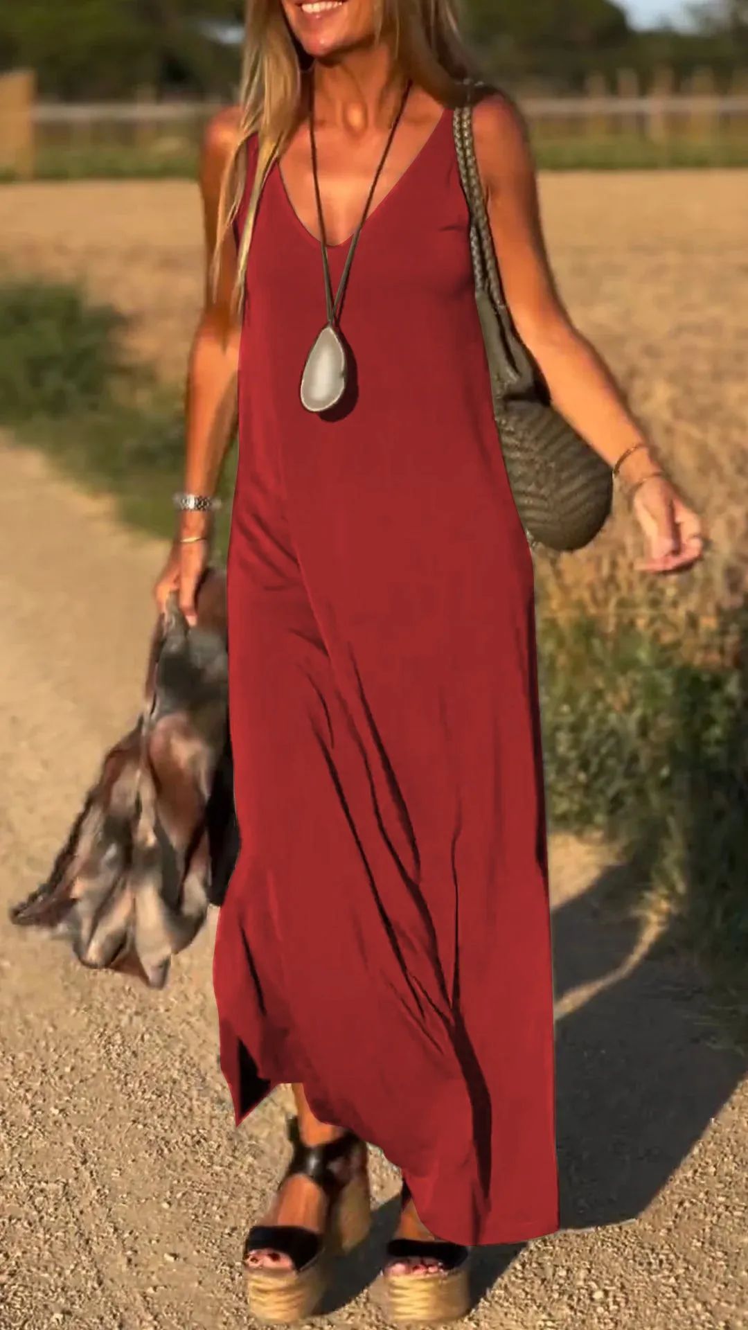 Casual elegant women's sleeveless maxi dress, long and flowy for a relaxed summer look.