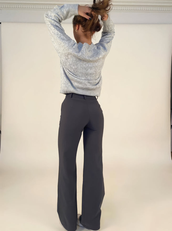 Relaxed women's wide-leg pants featuring an elastic waist for ultimate comfort and casual style.