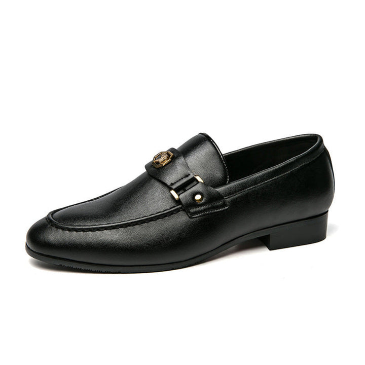 Comfortable men's slip-on loafers in black, featuring a shiny metal buckle, excellent for versatile everyday use.