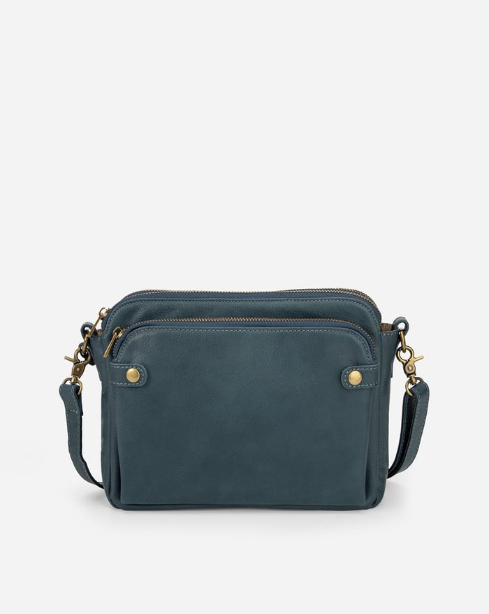 Stylish women's leather crossbody bag, easily converts to a shoulder bag, ideal for travel.