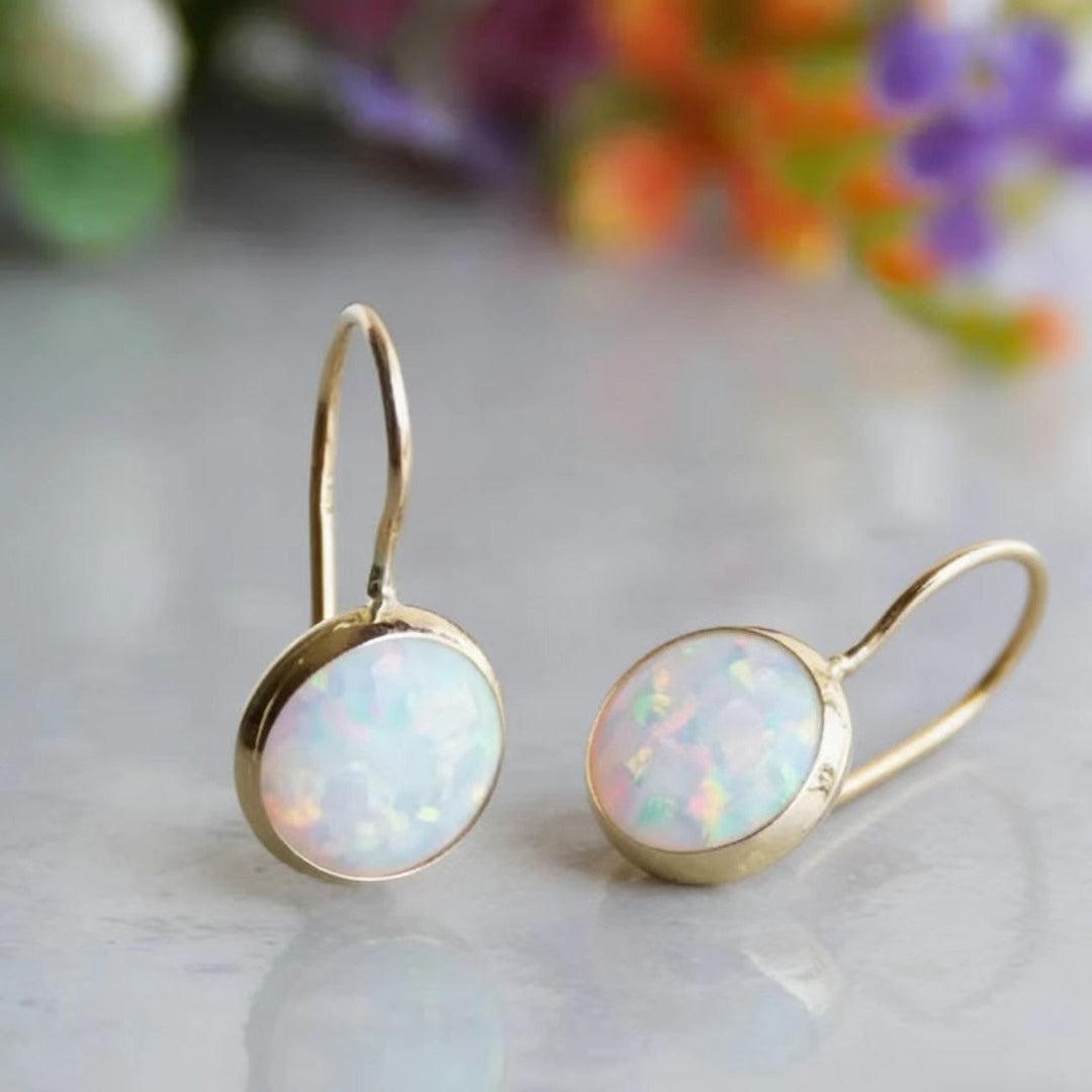 Elegant women's retro minimalist dangle earrings for a sophisticated look. Perfect fashion jewelry accessory.