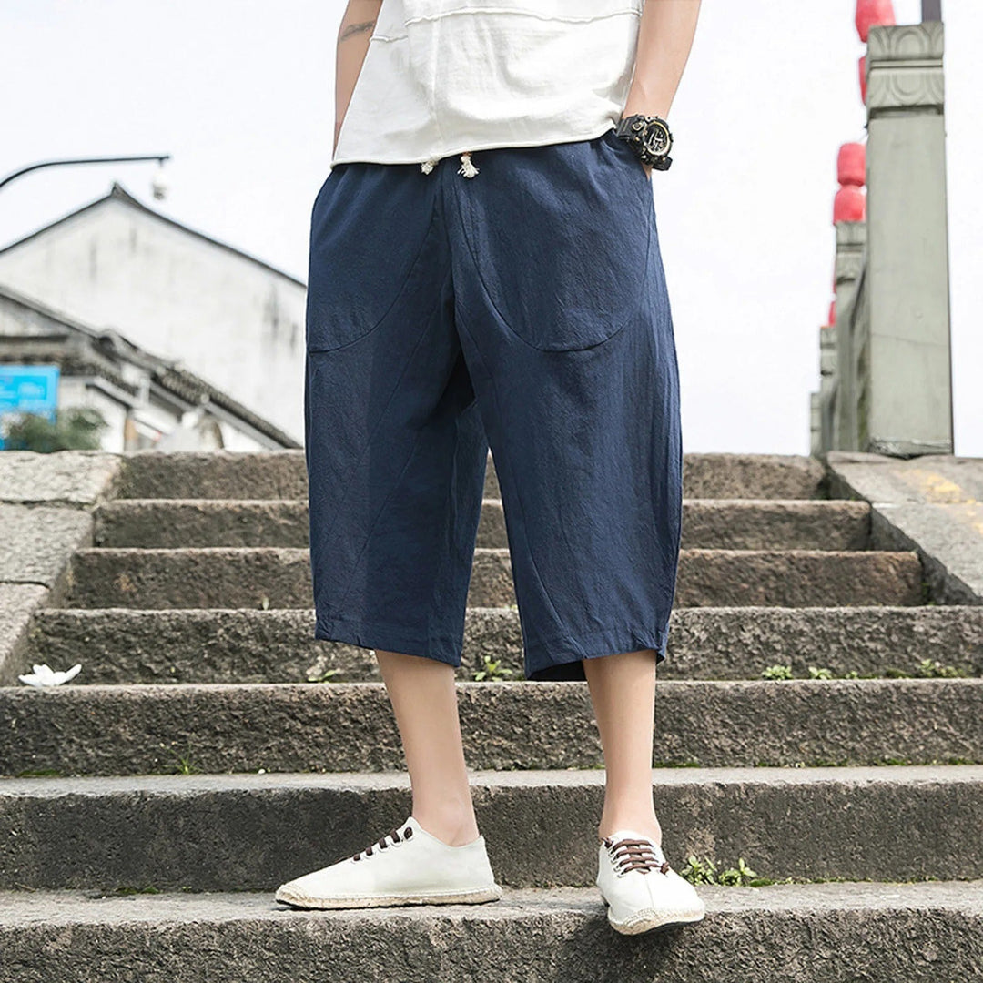 Men's relaxed fit three-quarter casual pants in light fabric for ultimate summer comfort & everyday style.