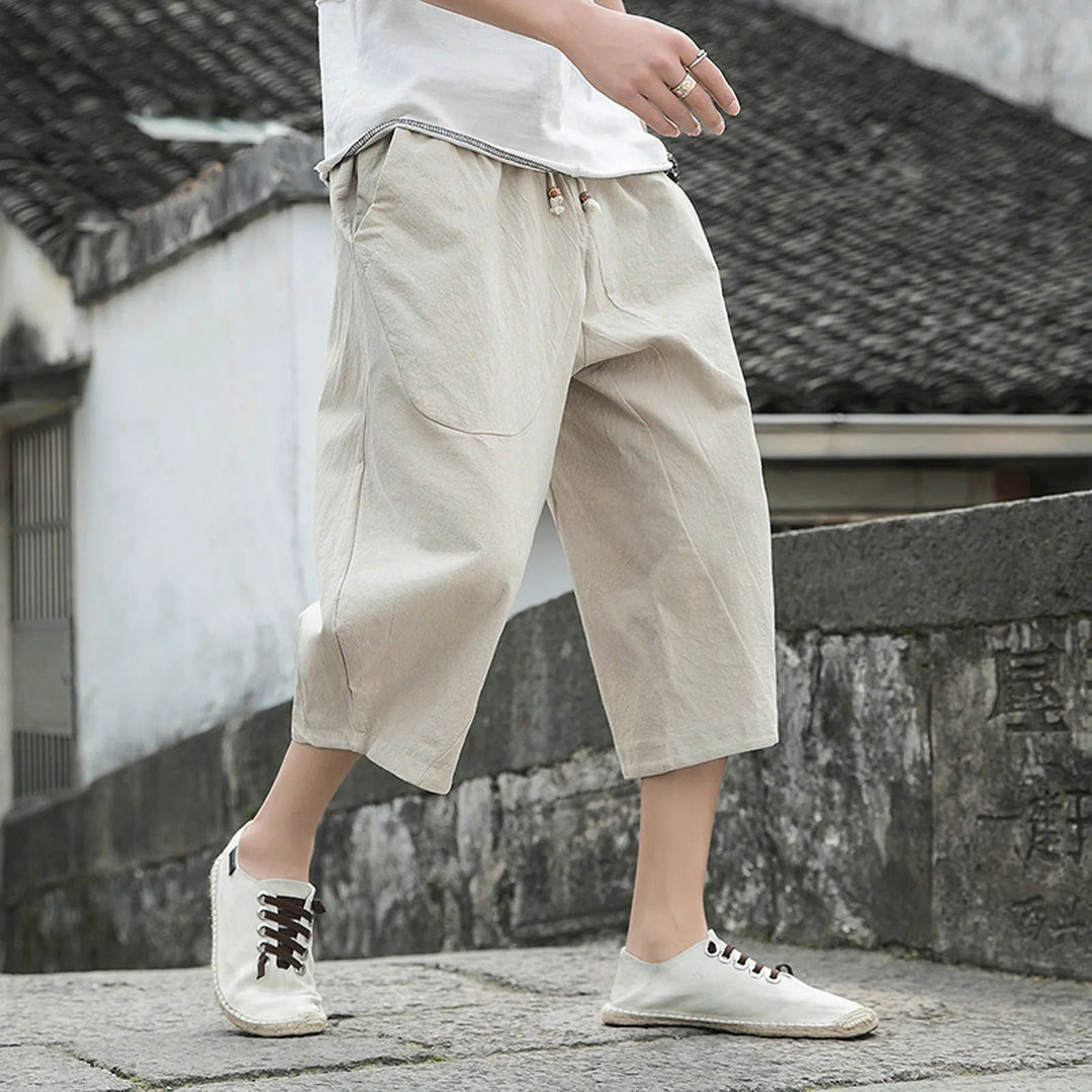 Stylish men's versatile three-quarter casual pants, perfect for summer fashion & daily relaxed wear.