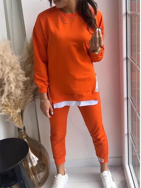 Comfortable women's tracksuit set, featuring a cozy relaxed fit for everyday wear & relaxation.