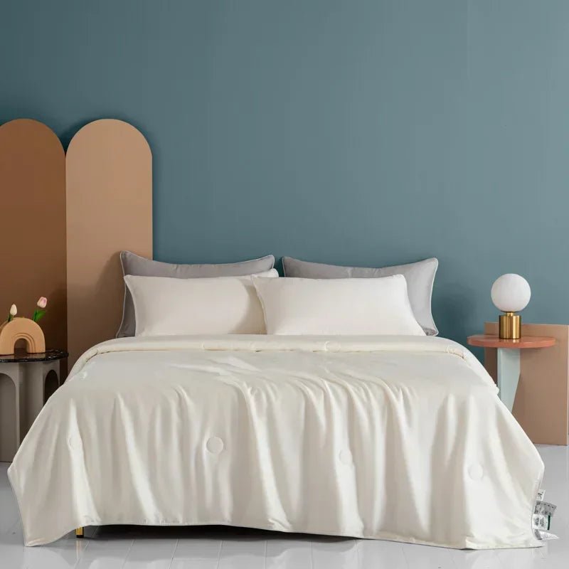 Unisex double-sided cooling blanket, essential bed linen for comfortable, breathable sleep.