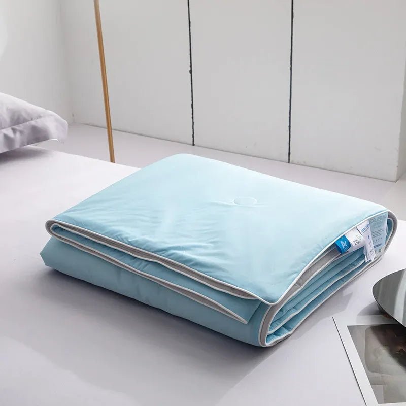 Unisex double-sided cooling blanket. Lightweight, breathable, soft, for refreshing summer sleep.