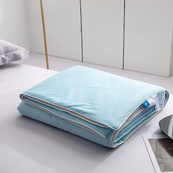 Unisex double-sided cooling blanket. Lightweight, breathable, soft, for refreshing summer sleep.