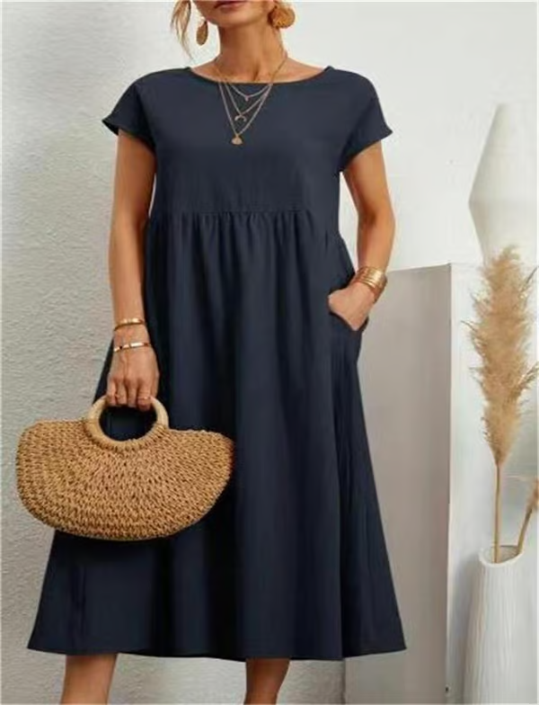 Solid color women's sleeveless A-line dress with pockets, a comfortable choice for summer vacation.