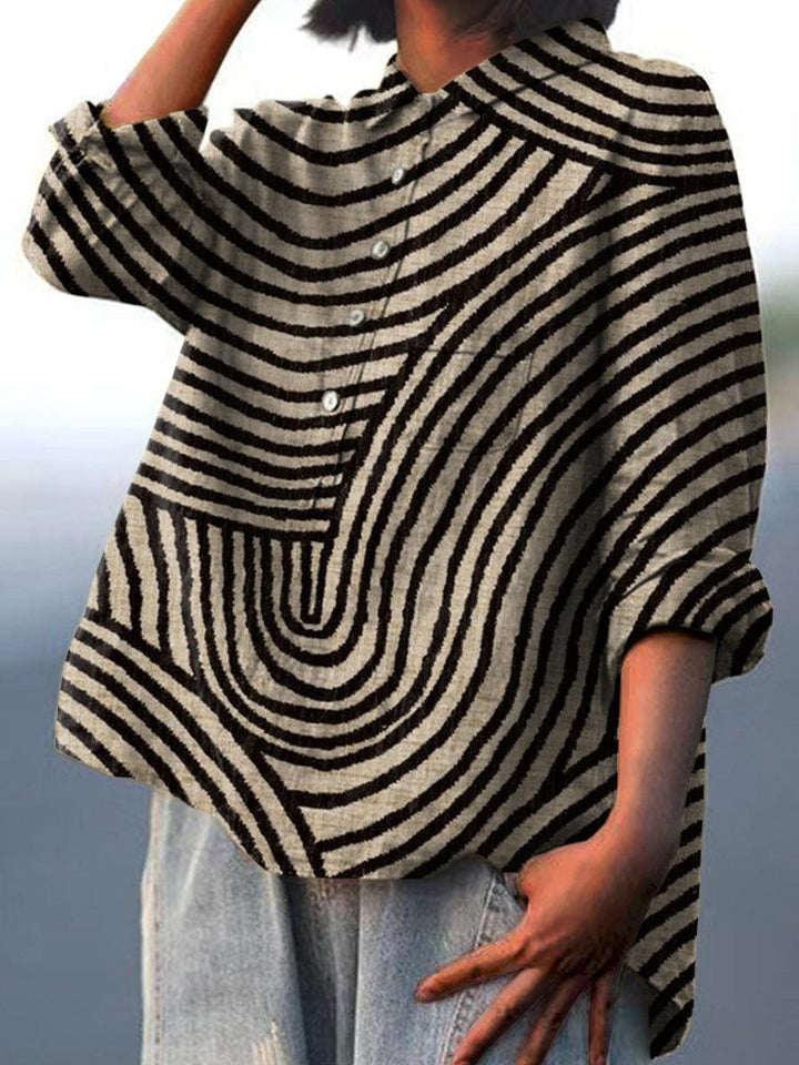 Sophisticated women's blouse in a classic style, offering everyday comfort. Chic apparel for versatile fashion.