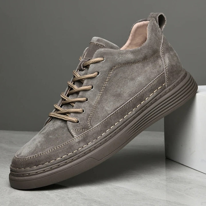 White men's fashion sneakers with modern design, versatile for everyday casual outfits.