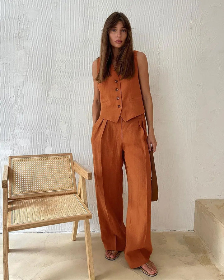 Women's versatile vest & pleated wide-leg pants set. Ideal for casual comfort or elegant summer wear.