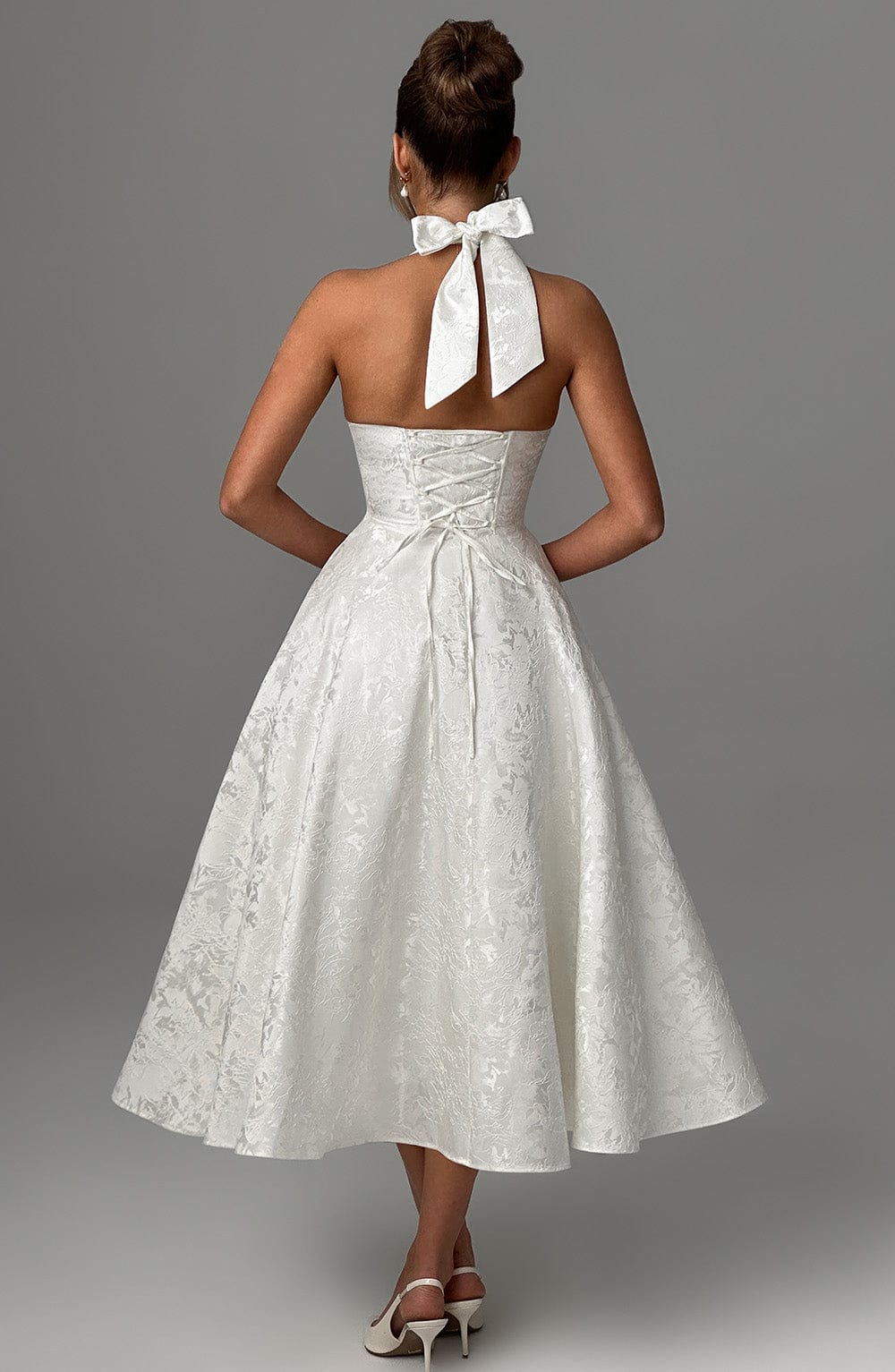 Stylish halter midi dress for women, suitable for parties, cocktails, and elegant celebrations.