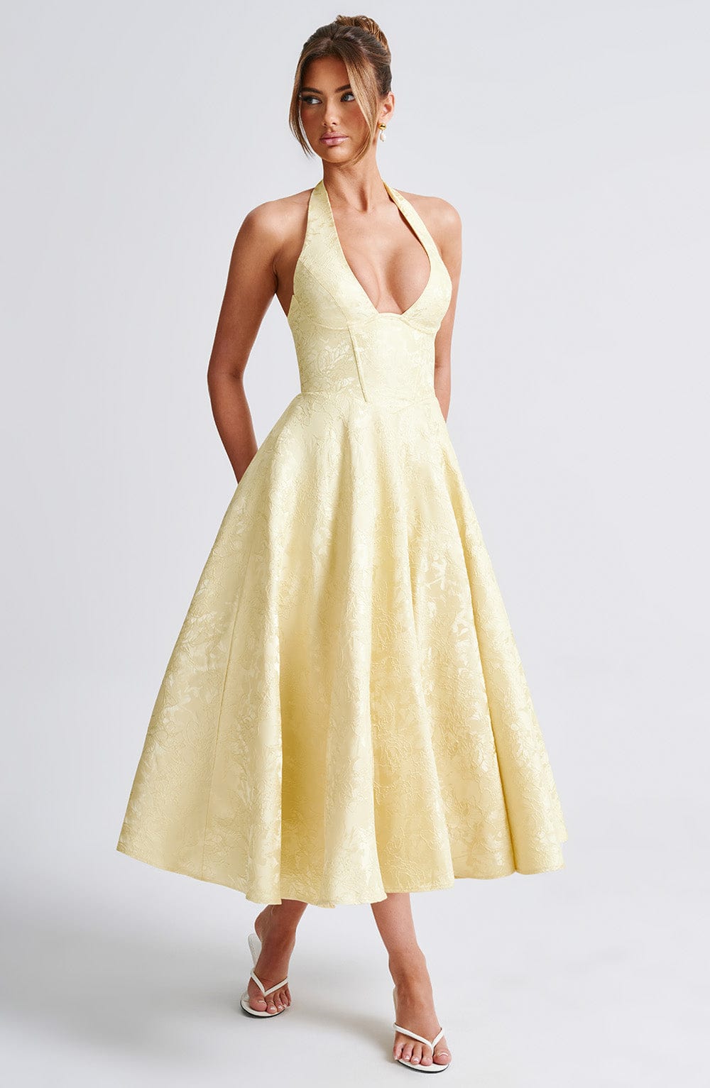 Trendy women's halter midi dress, an elegant choice for wedding guests and special celebrations.