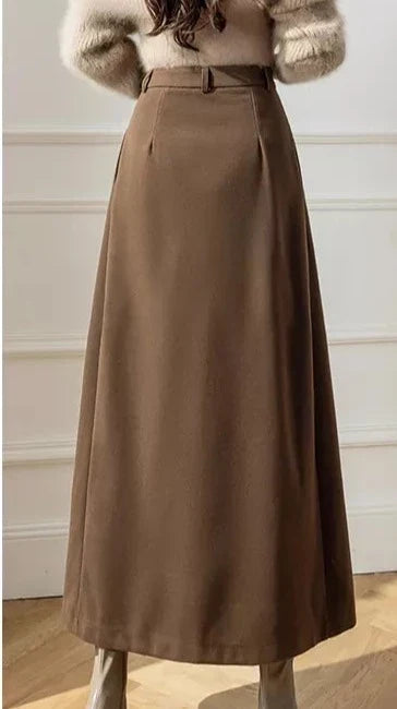 Cozy brown high-waist midi skirt with beautiful pleats, ideal for winter style.