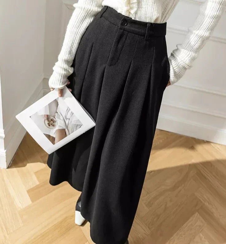 Stylish brown pleated midi skirt with pockets, perfect for women's autumn and winter outfits.