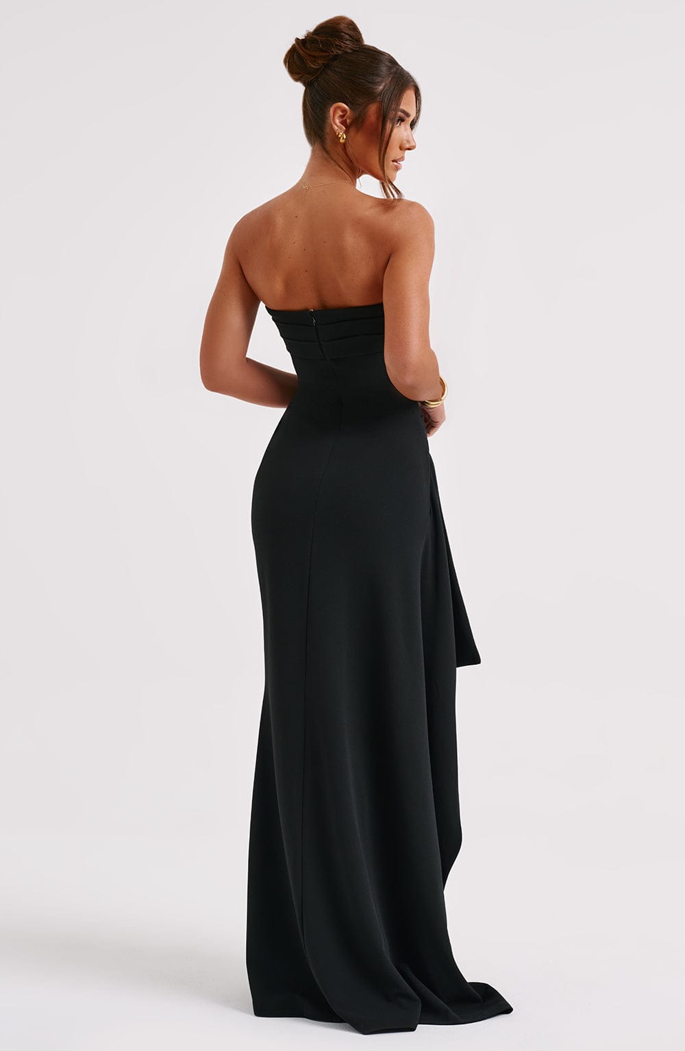 Sophisticated black strapless maxi dress for women, featuring a chic high slit. Ideal for evening, party or formal events.
