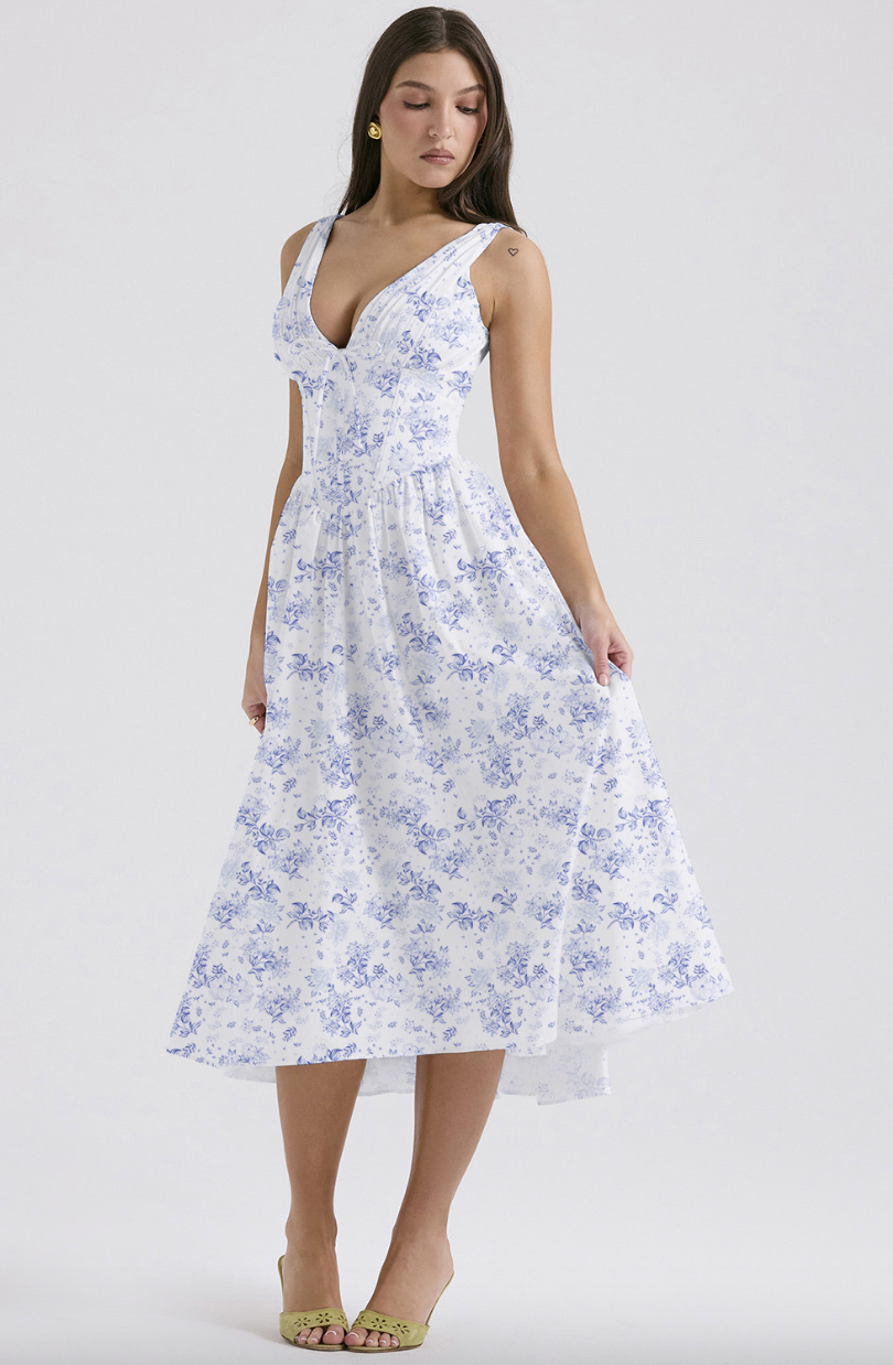 Stylish women's summer vacation dress, featuring a beautiful floral print and practical side pockets.