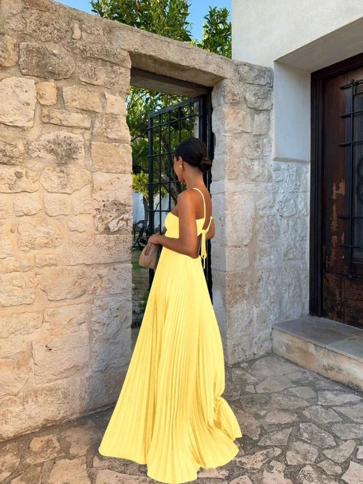 Women's elegant pleated maxi dress, a comfortable and stylish long dress for versatile occasion wear.
