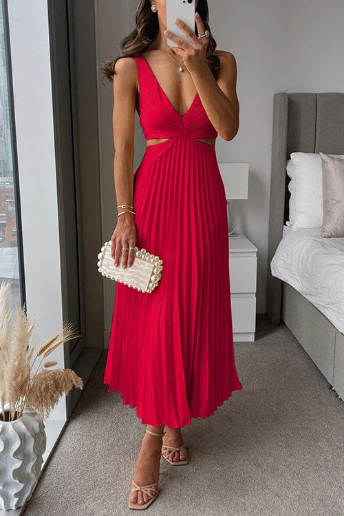 Versatile women's elegant pleated midi dress. Ideal for parties, cocktails, or summer occasion wear. Graceful flowing design.
