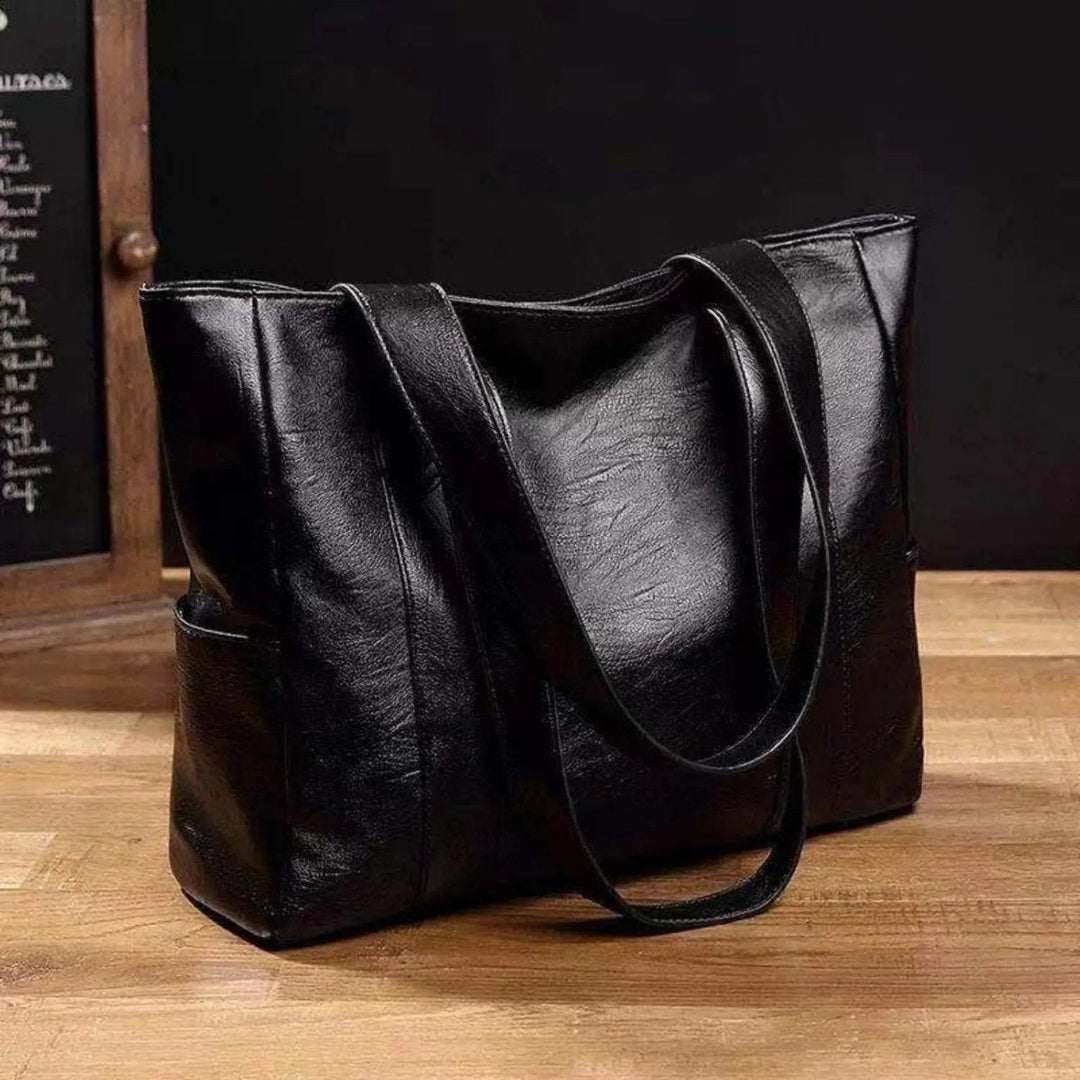 Stylish black women's shoulder bag with retro design, ideal for an elegant and chic look.