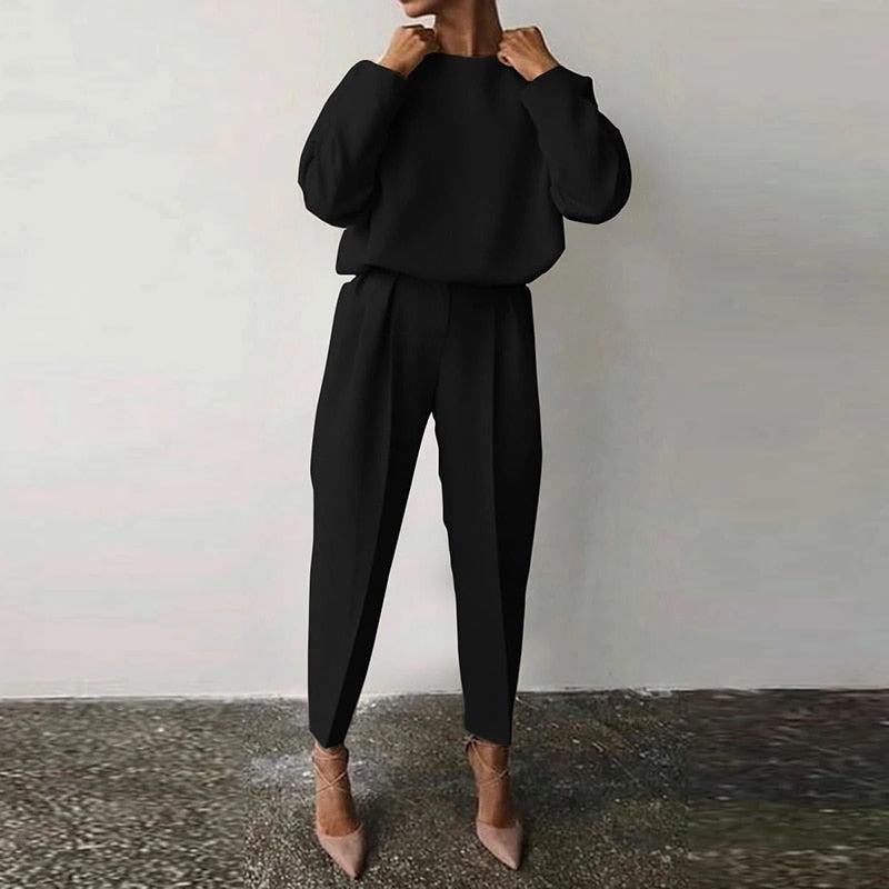Chic women's two-piece suit, elegant and comfortable. Ideal for versatile fashion, from business to leisure.