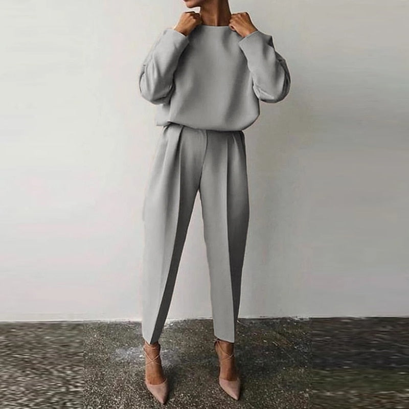 Chic women's suit set, a comfortable and stylish two-piece ensemble. Perfect for a modern, elegant look.