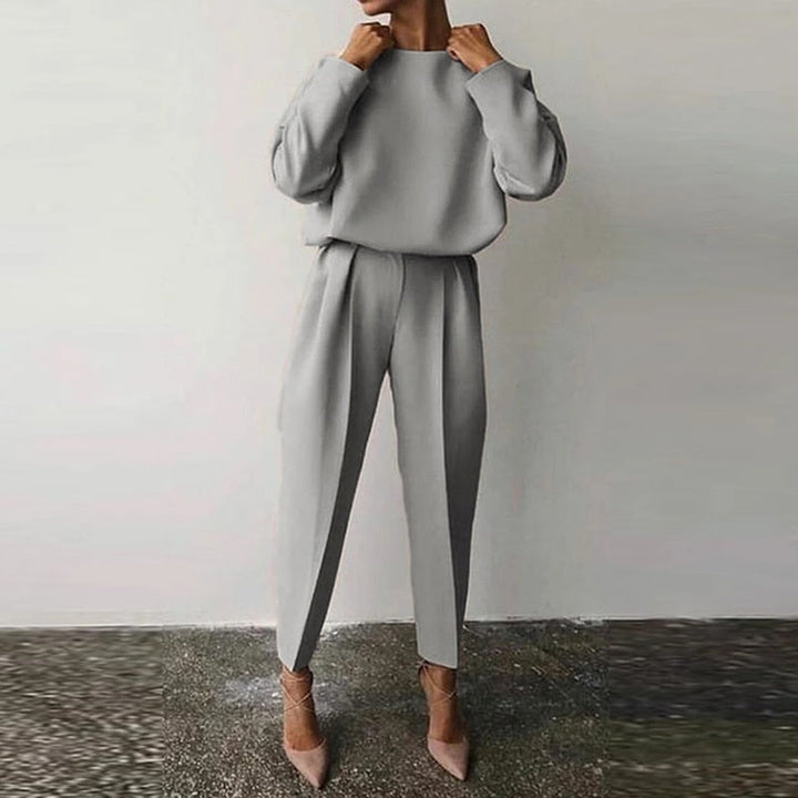 Chic women's suit set, a comfortable and stylish two-piece ensemble. Perfect for a modern, elegant look.