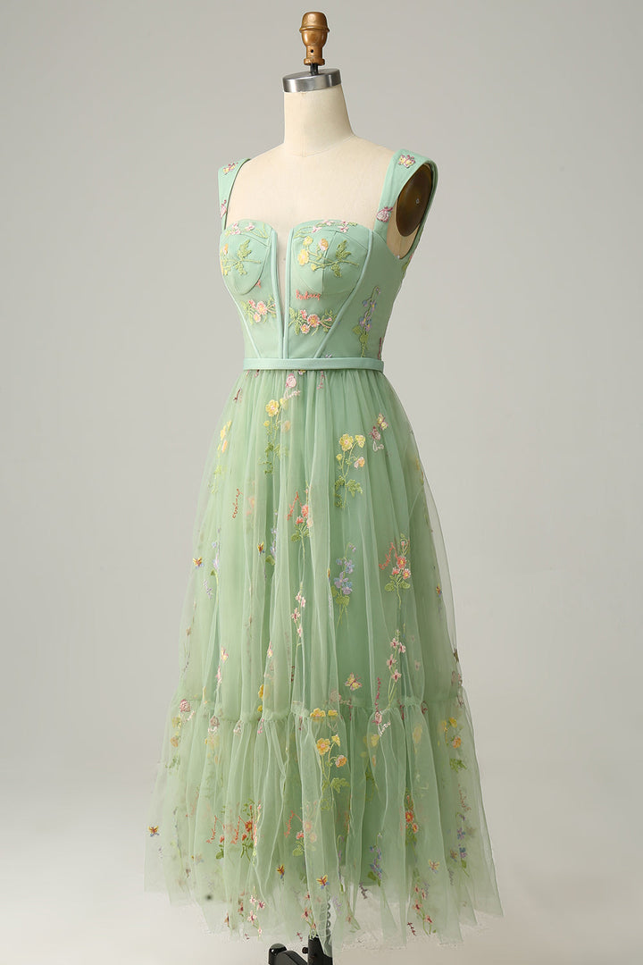 Women's formal evening gown, an elegant A-line ball gown with exquisite embroidery for galas.