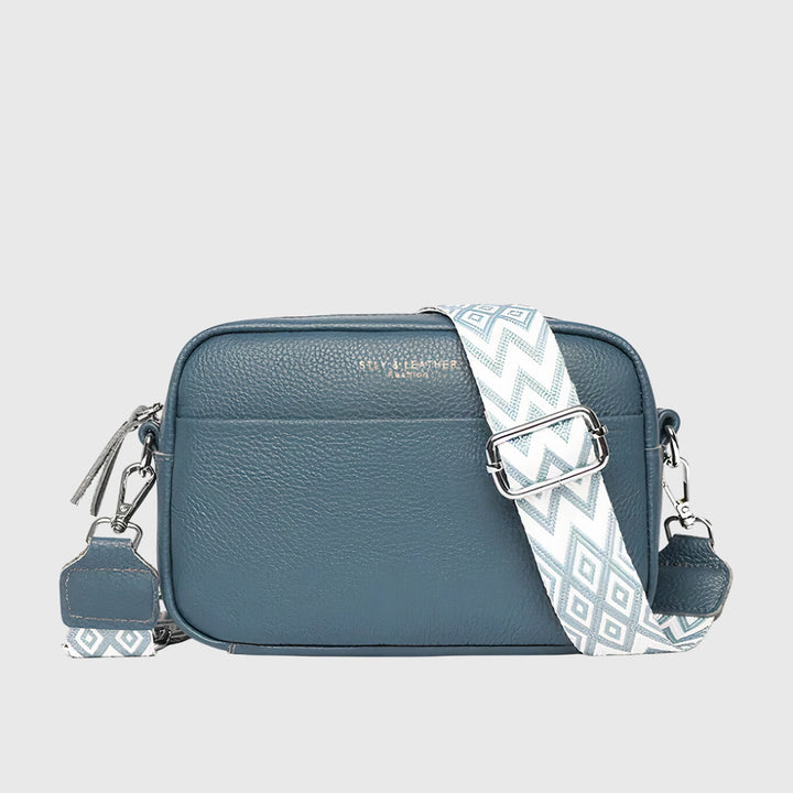 Fashionable women's leather shoulder bag with a structured shape, offering elegant style and practicality.