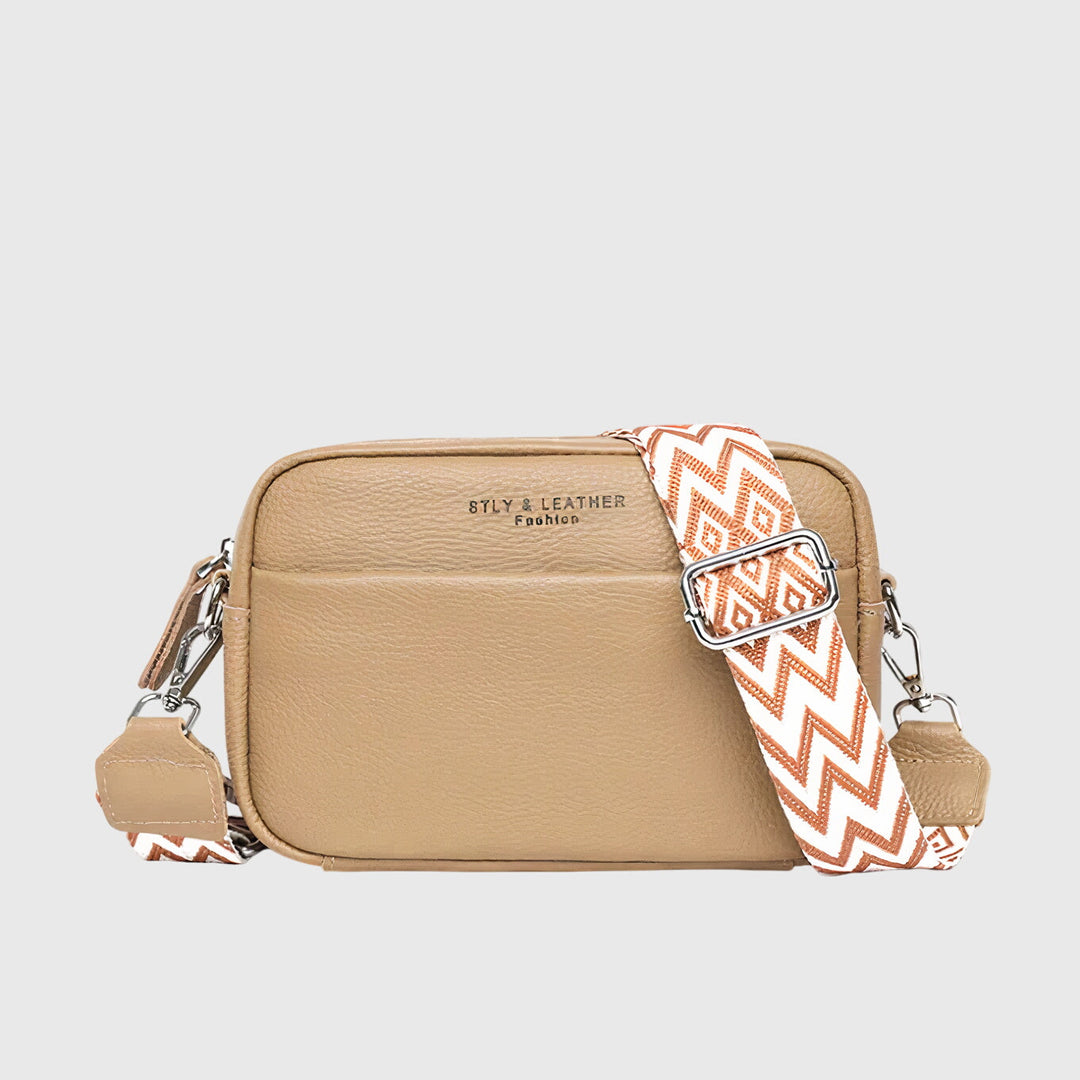 High-quality women's leather everyday shoulder bag, a chic accessory in a timeless design for versatility.