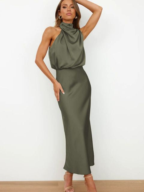Chic party dress for women, featuring a flattering halter neck and midi length